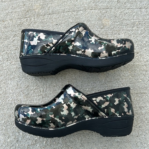 Dansko patent Camo clogs size 39  NWT - Picture 7 of 10